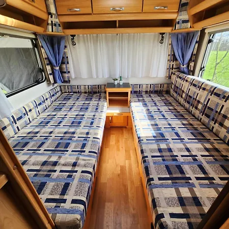 Parque de vacaciones Ruime Caravan Op Gezellige Minicamping
